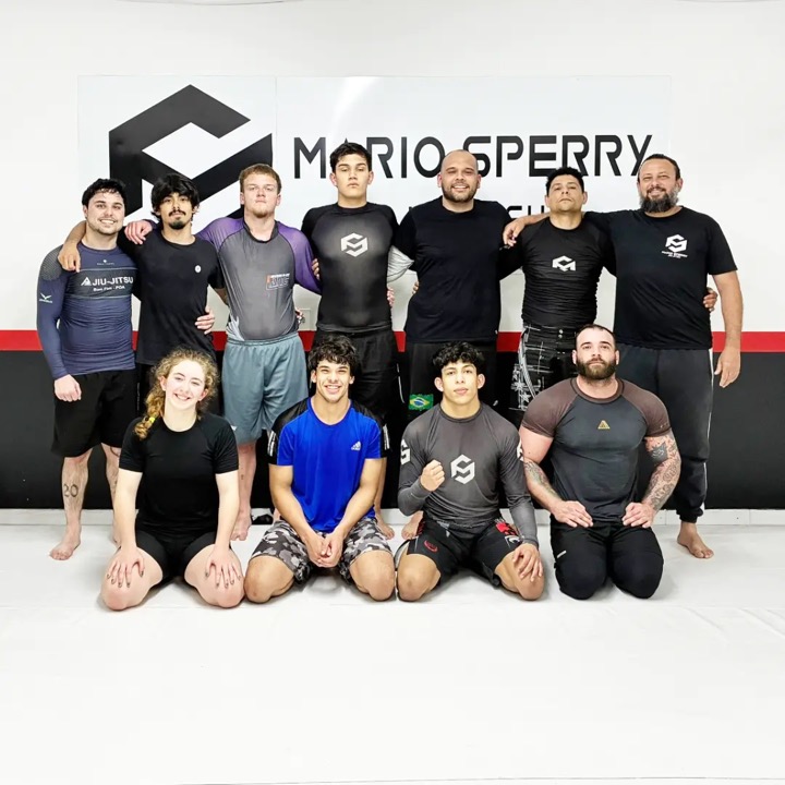 Turma de no-gi de rashguard com o professor
