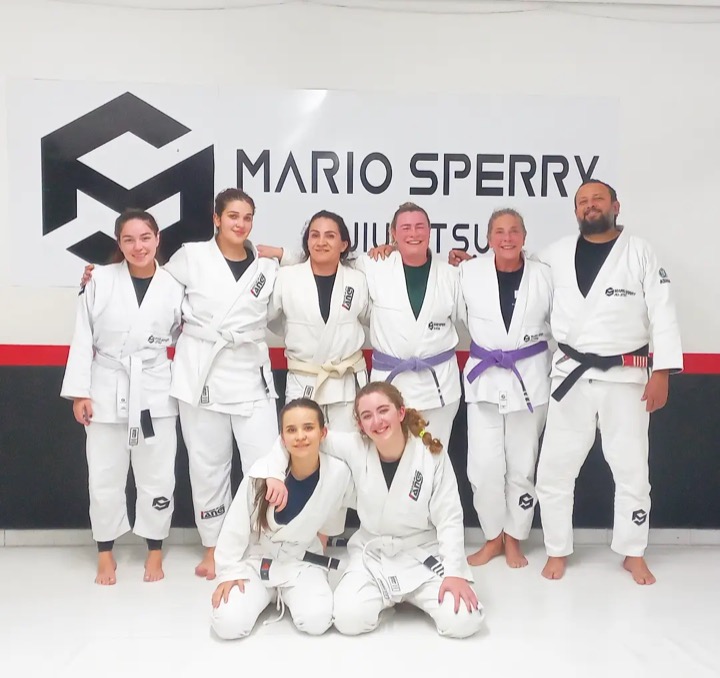 Turma feminina de quimono com o professor