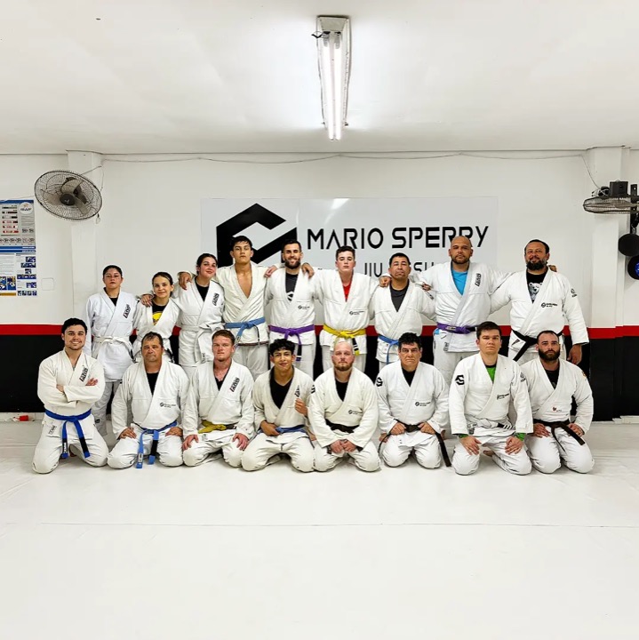 Turma adulta de quimono reunida na academia