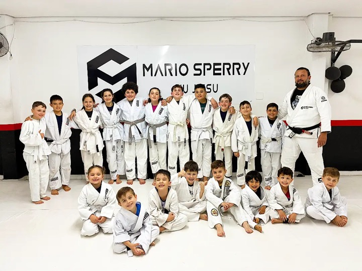 Turma kids de quimono reunida no tatame